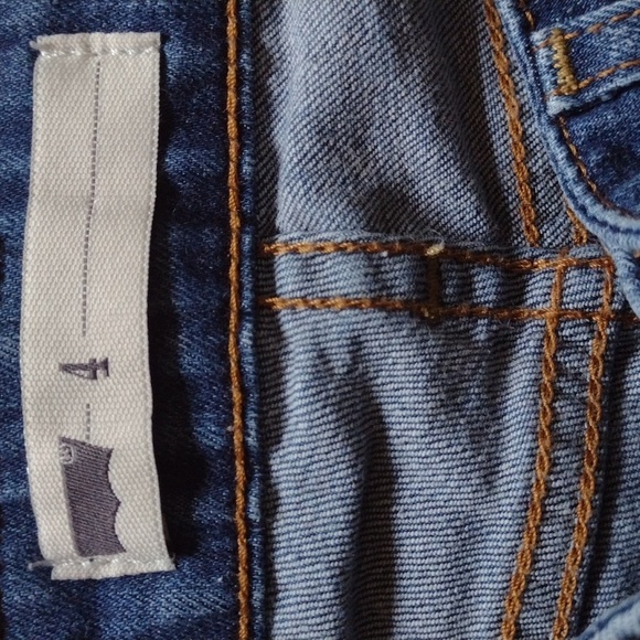 Levi's Distressed Hem Denim Shorts Size 4 - Picture 6 of 6